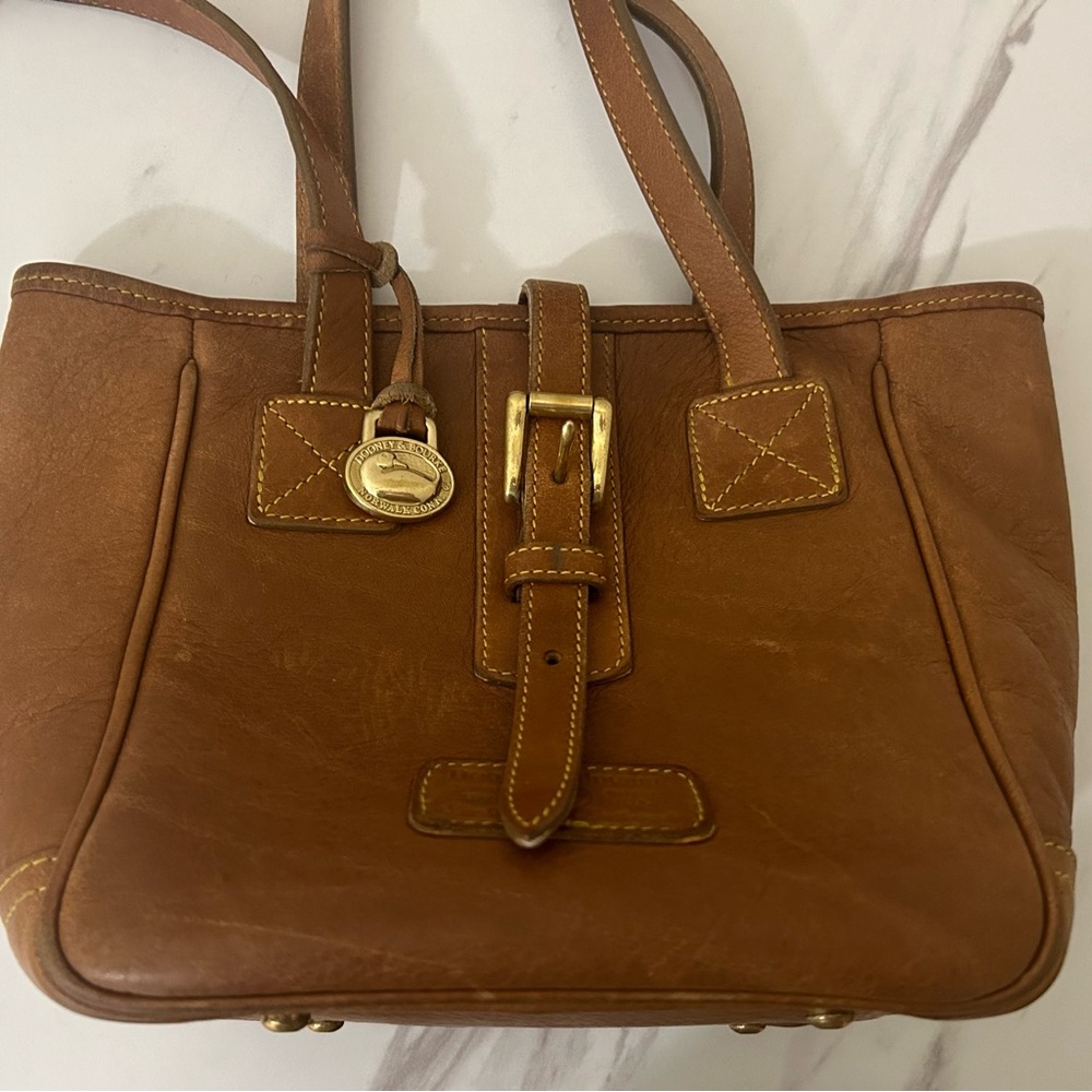 Vintage Dooney & Bourke leather bag.
11x8x5.5